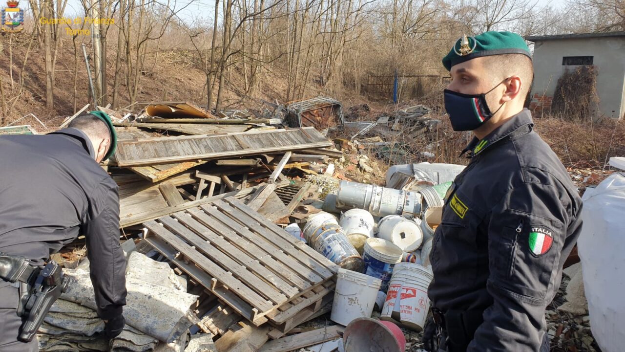 Amianto, rottami ferrosi, olii esausti, materiale plastico: oltre 8.000 tonnellate di rifiuti sequestrati nella discarica LE FOTO