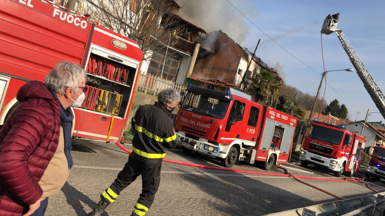 Cortocircuito in camera da letto, a fuoco una casa LE FOTO