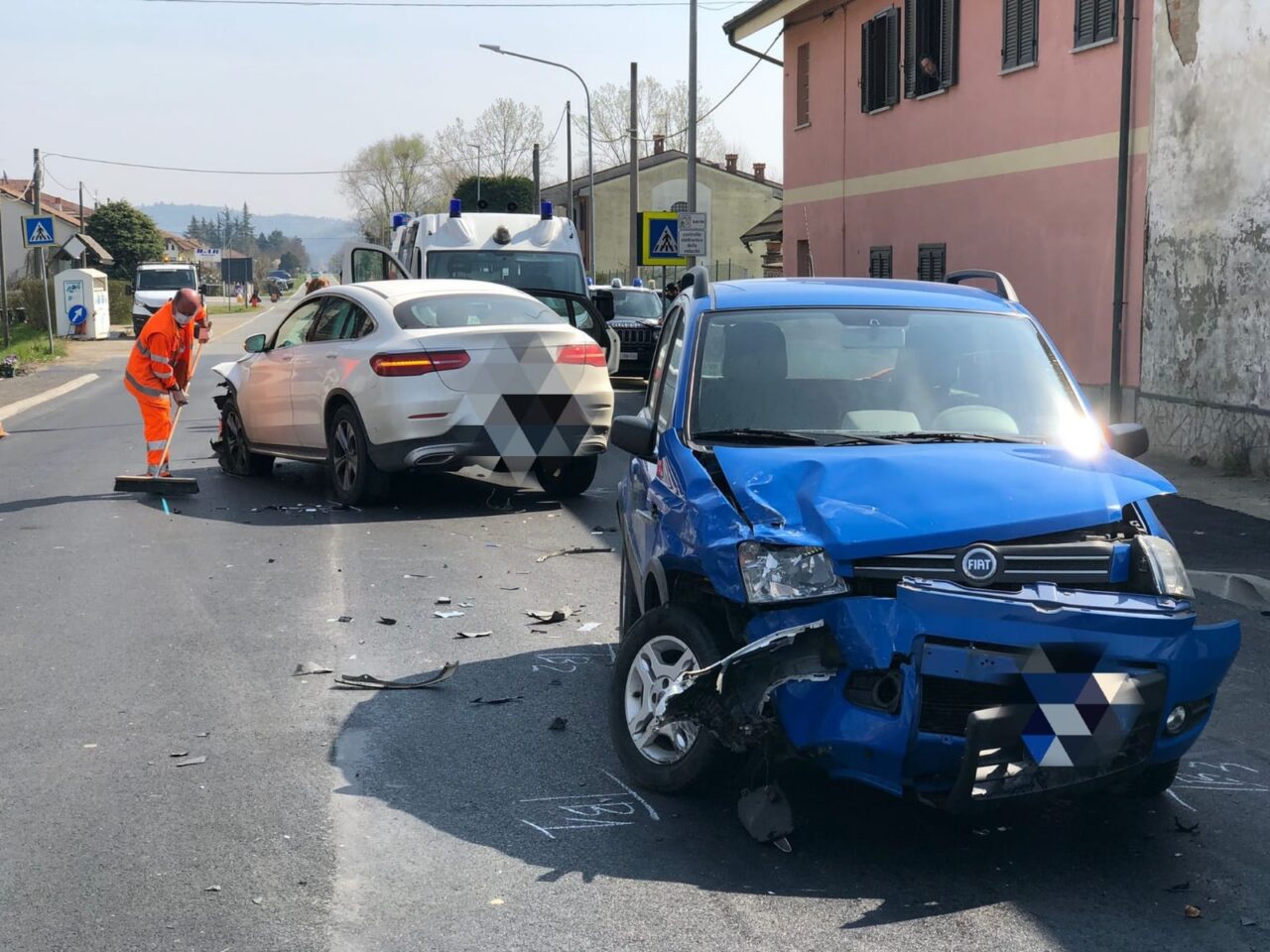 Scontro tra due auto, un pensionato finisce in ospedale