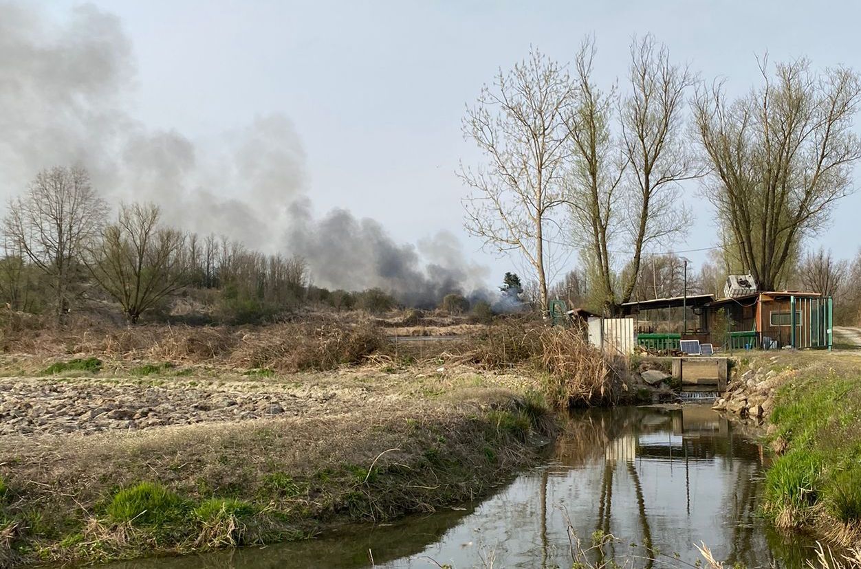 Incendio collinetta vicino al lago LE FOTO