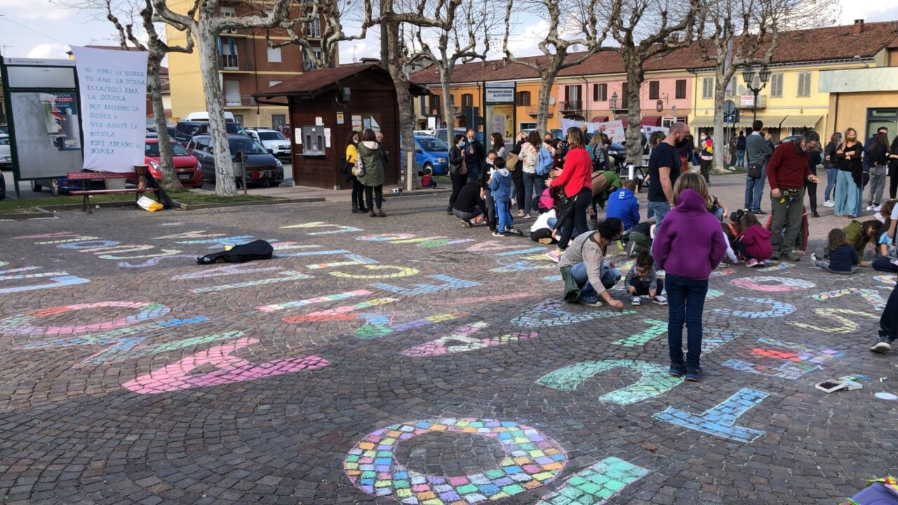 Studenti e maestri in piazza chiedono di riaprire le scuole LE FOTO