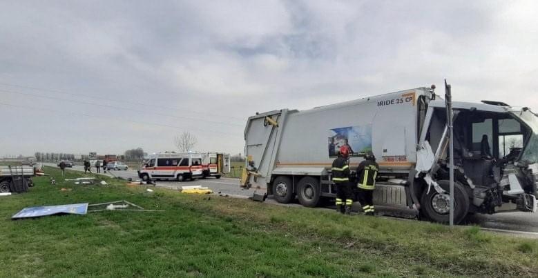 Camion travolge due cantonieri: un morto e un ferito grave