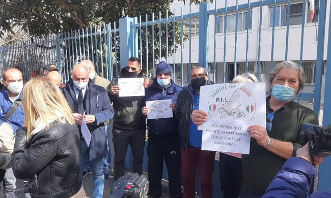 Protesta delle partite Iva fuori dall’agenzia delle Entrate