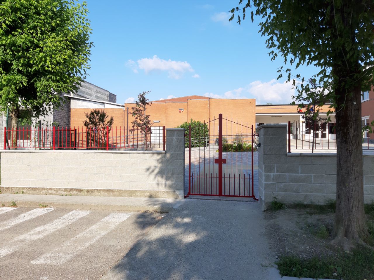 Entrano di notte nelle scuole: caccia “ai bravi ragazzi”
