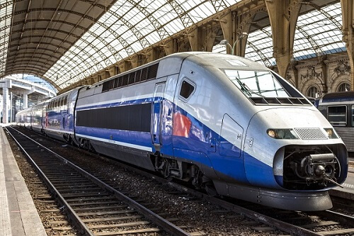 Uomo travolto e ucciso da un treno in stazione