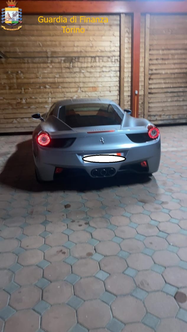 Truffa delle auto di lusso mai consegnate, 12 arresti