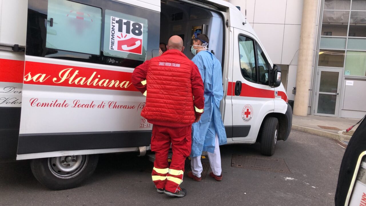 Guida ubriaco e si schianta contro una Fiat 600