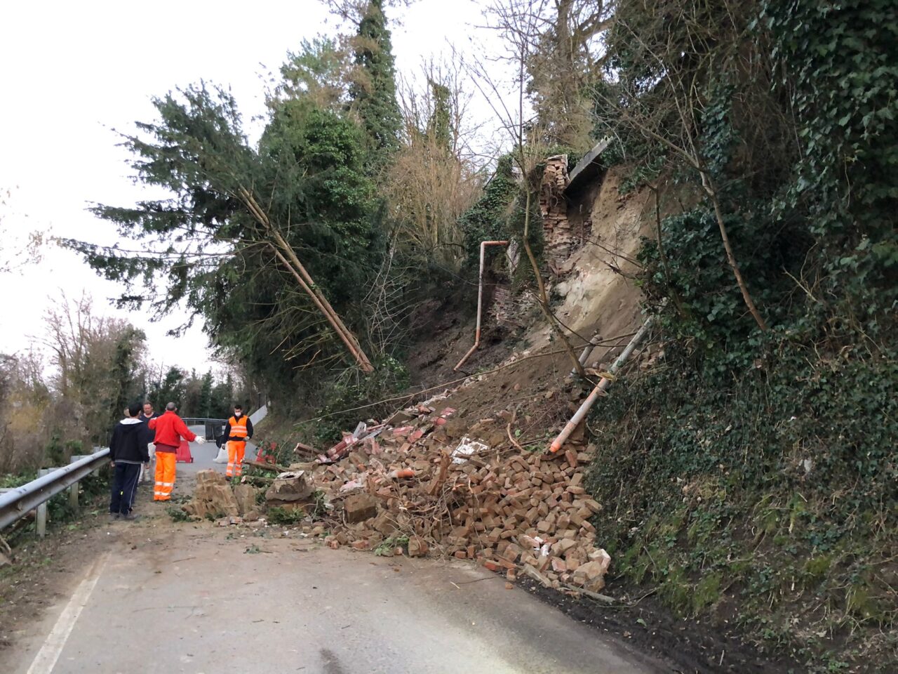 Dopo la frana, riaperta la strada provinciale 100