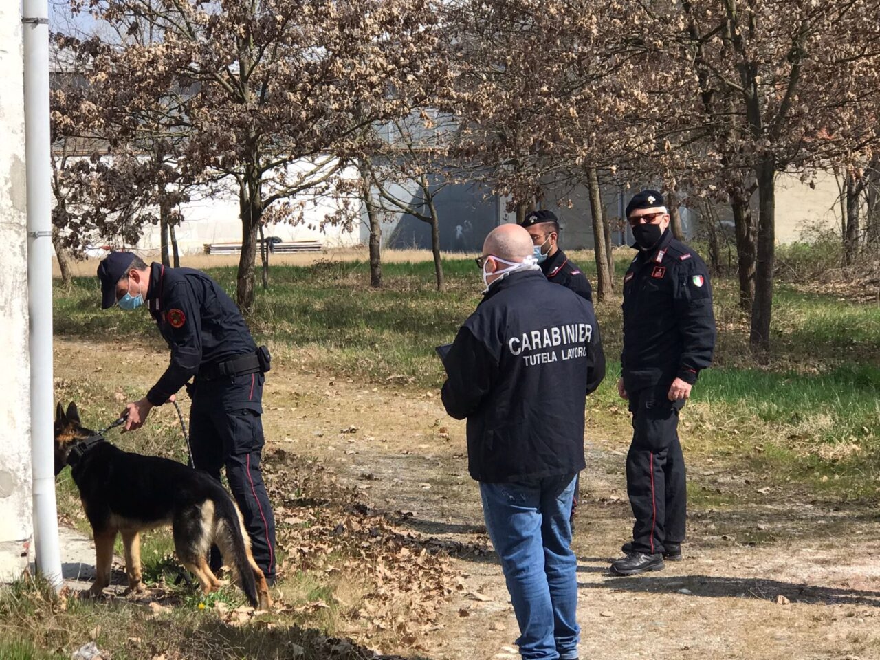 Nell’officina meccanica trovati rifiuti e lavoratori in nero