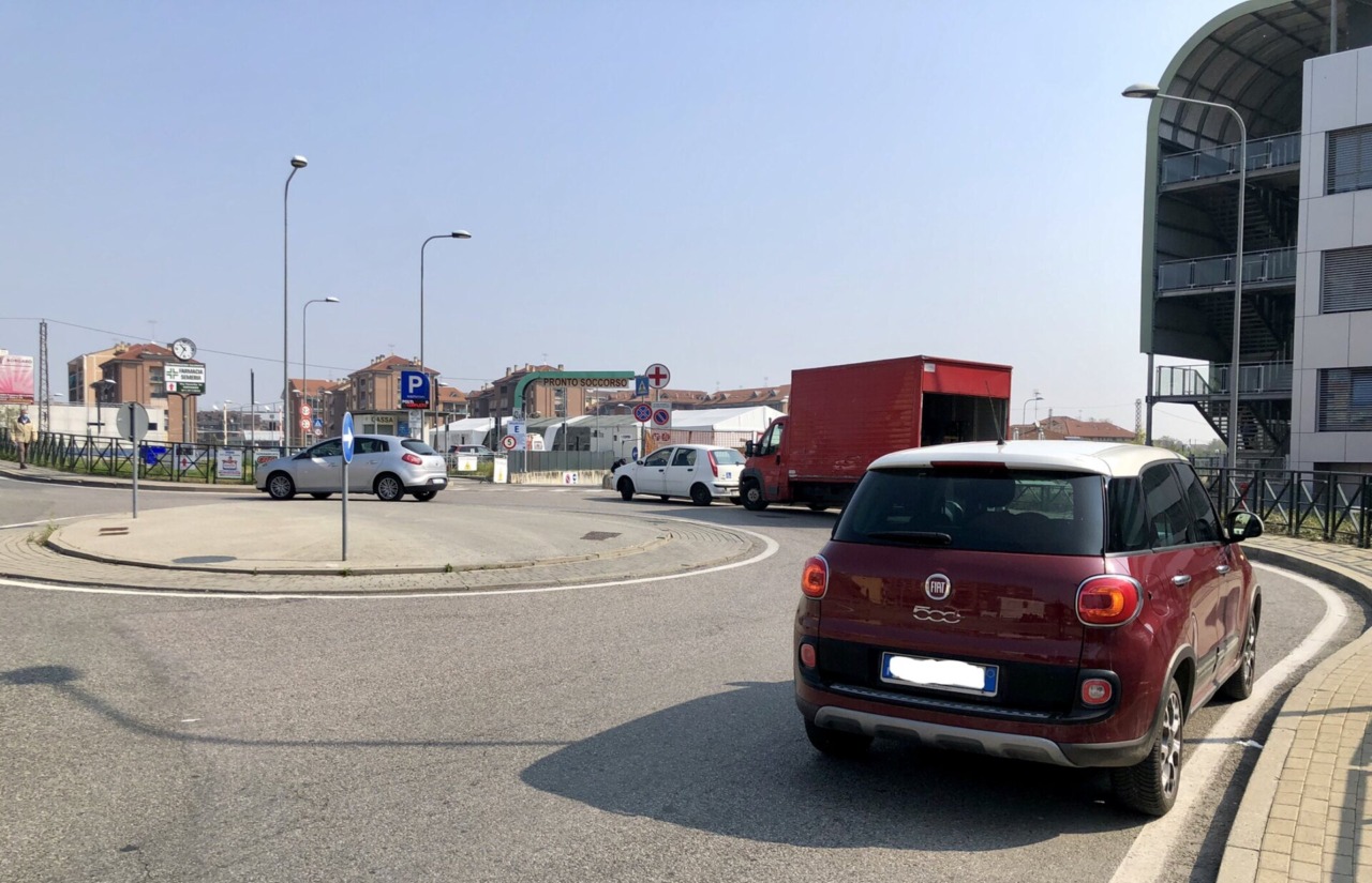 Ospedale, la rotonda diventa musicale: il Comune ora vuole le vostre «playlist