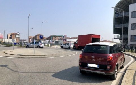 Ospedale, la rotonda diventa musicale: il Comune ora vuole le vostre «playlist