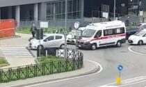 Caos Pronto soccorso, un'ambulanza rimane bloccata dalle auto IL VIDEO