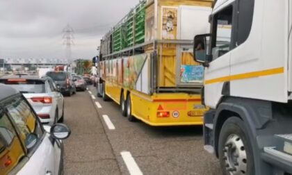 Giostrai in protesta contro le chiusure: bloccano la Tangenziale