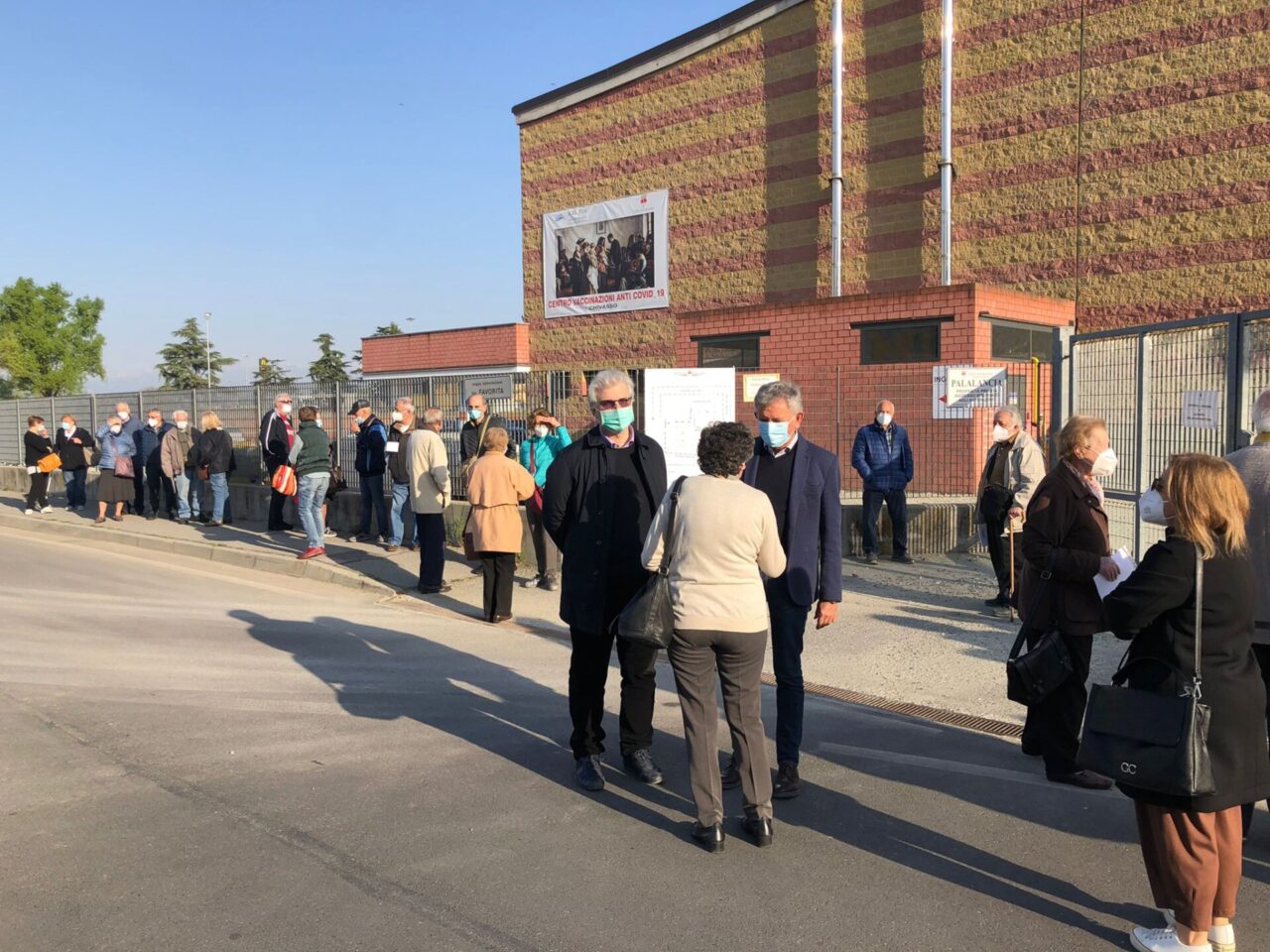 Vaccini al PalaLancia, anziani in coda in attesa della dose LE FOTO
