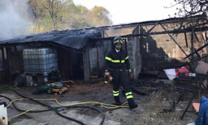 Incendio in Collina, a fuoco un magazzino LE FOTO