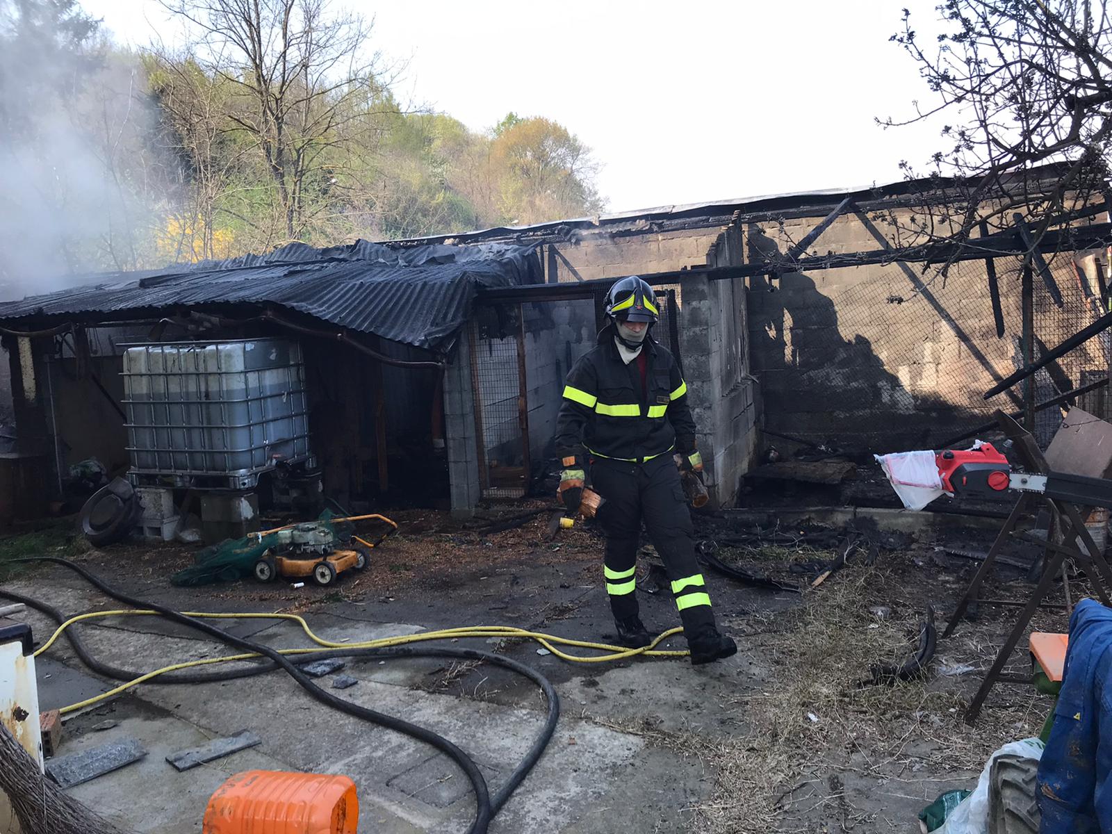 Incendio in Collina, a fuoco un magazzino. Proprio in questi istanti i vigili del fuoco stanno spegnendo le fiamme a San Sebastiano da Po. 