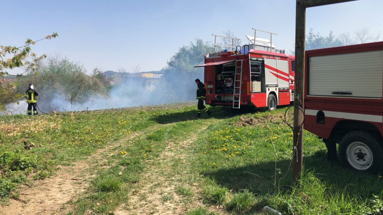Cavagnolo, incendio sterpaglie LE FOTO