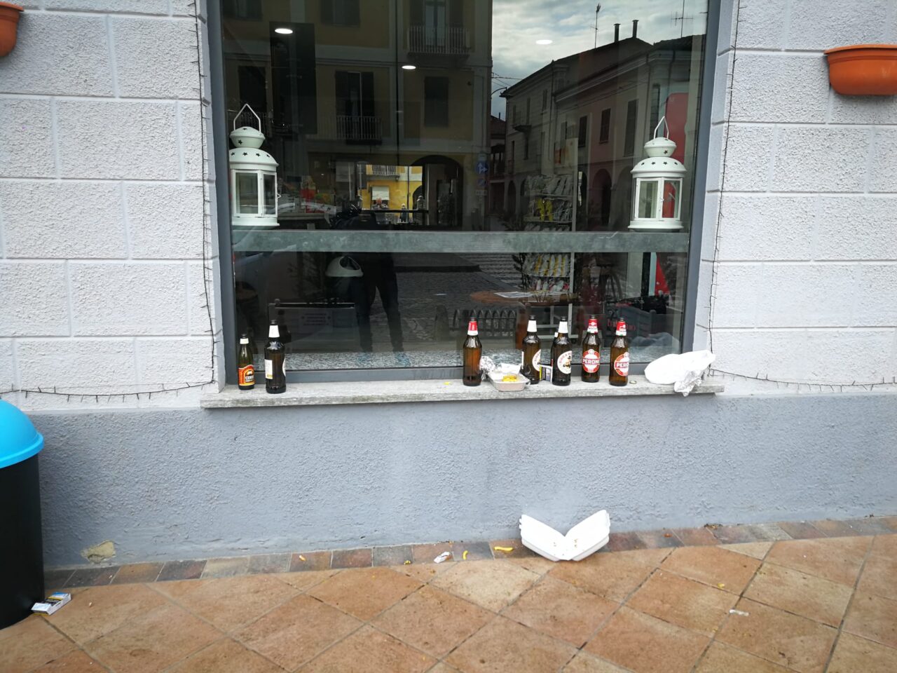 Festa abusiva in piazza: oltre a mangiare e bere, urinano pure sui muri delle case LE FOTO