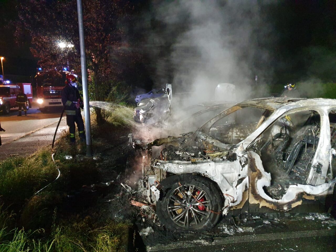 Secondo incendio auto a Brandizzo, è caccia al piromane LE FOTO