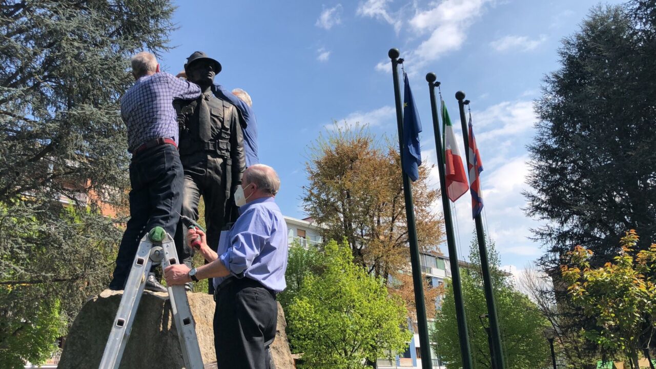 Vandali spezzano la baionetta dell’Alpino, ripristinata LE FOTO
