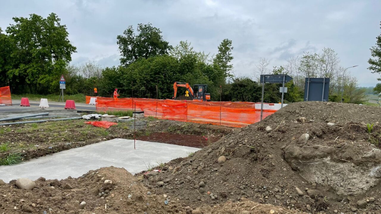 Procedono i lavori per la nuova rotatoria a servizio del Polo Farmaceutico Biomedicale di Saluggia, lungo la SP 37, dove a breve verrà inaugurato il nuovo senso rotatorio, con la chiusura dei lavori previsti ad inizio estate.