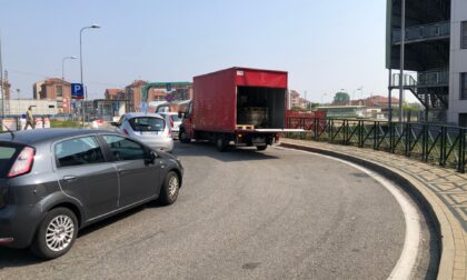 Parcheggio selvaggio sulla rotatoria dell'ospedale di Chivasso