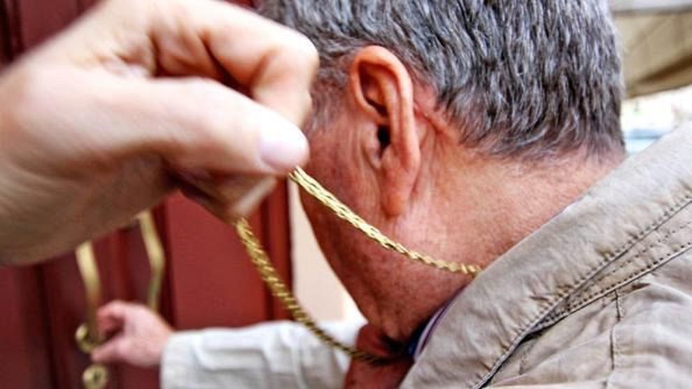 Con la scusa di chiedere informazioni, strappano la collana ad un anziano