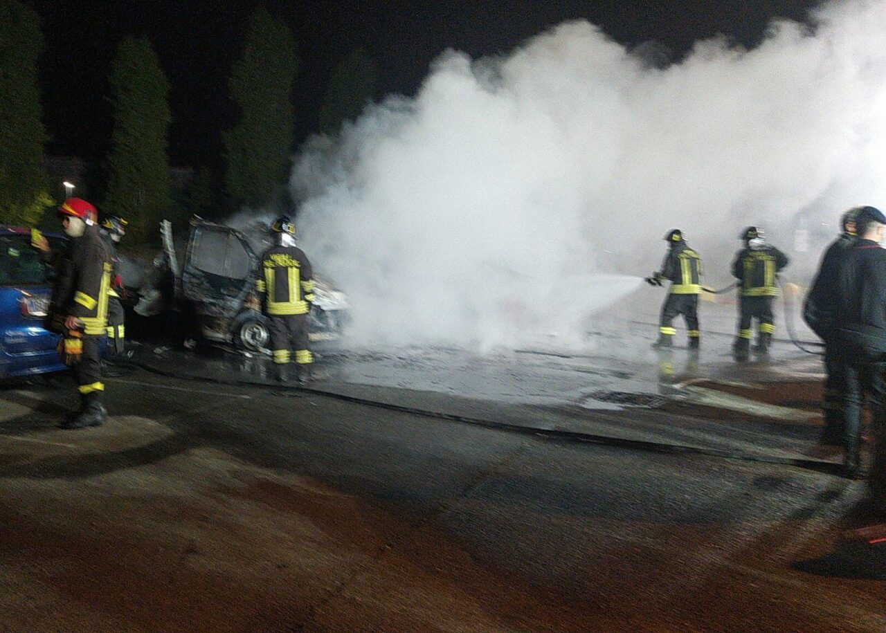 Incendio vicino al parco giochi: distrutti due camper e un’auto LE FOTO