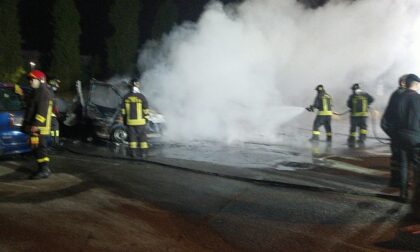 Incendio vicino al parco giochi: distrutti due camper e un'auto LE FOTO