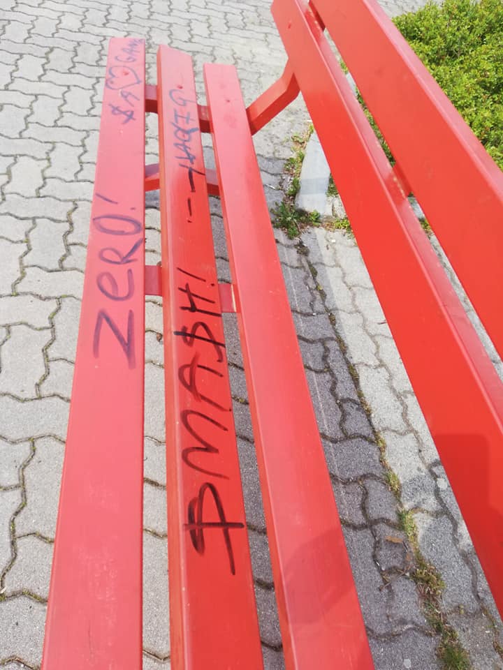 Panchina rossa imbrattata di vernice