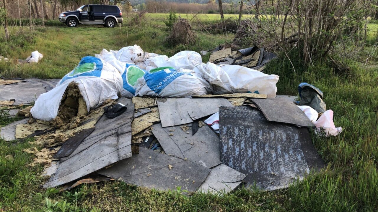 Sversamento di rifiuti pericolosi e speciali in aperta campagna LE FOTO