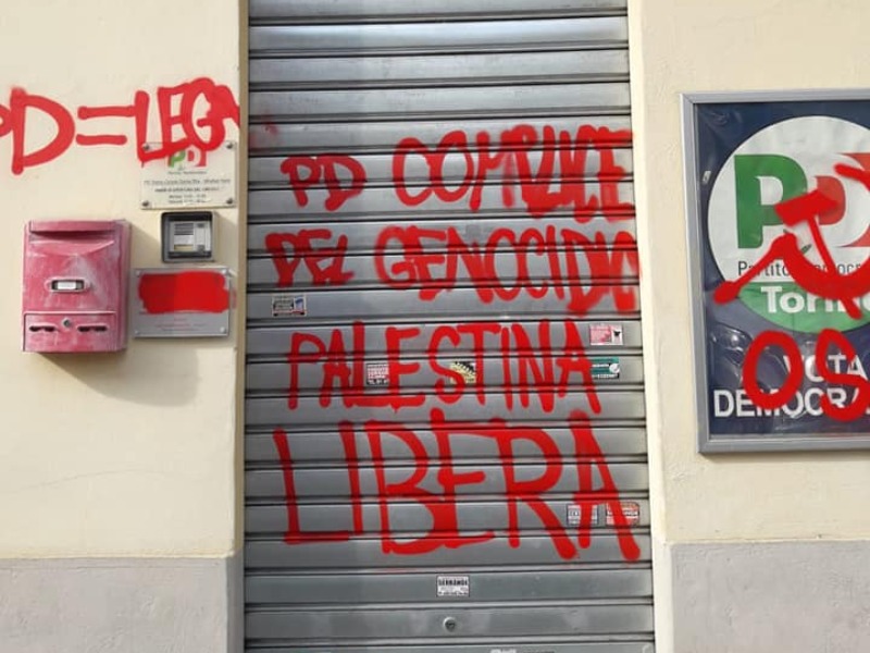 Vandalizzata la sede del Partito Democratico LE FOTO