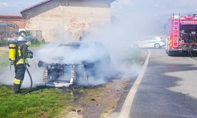 Jeep nuovissima prende fuoco