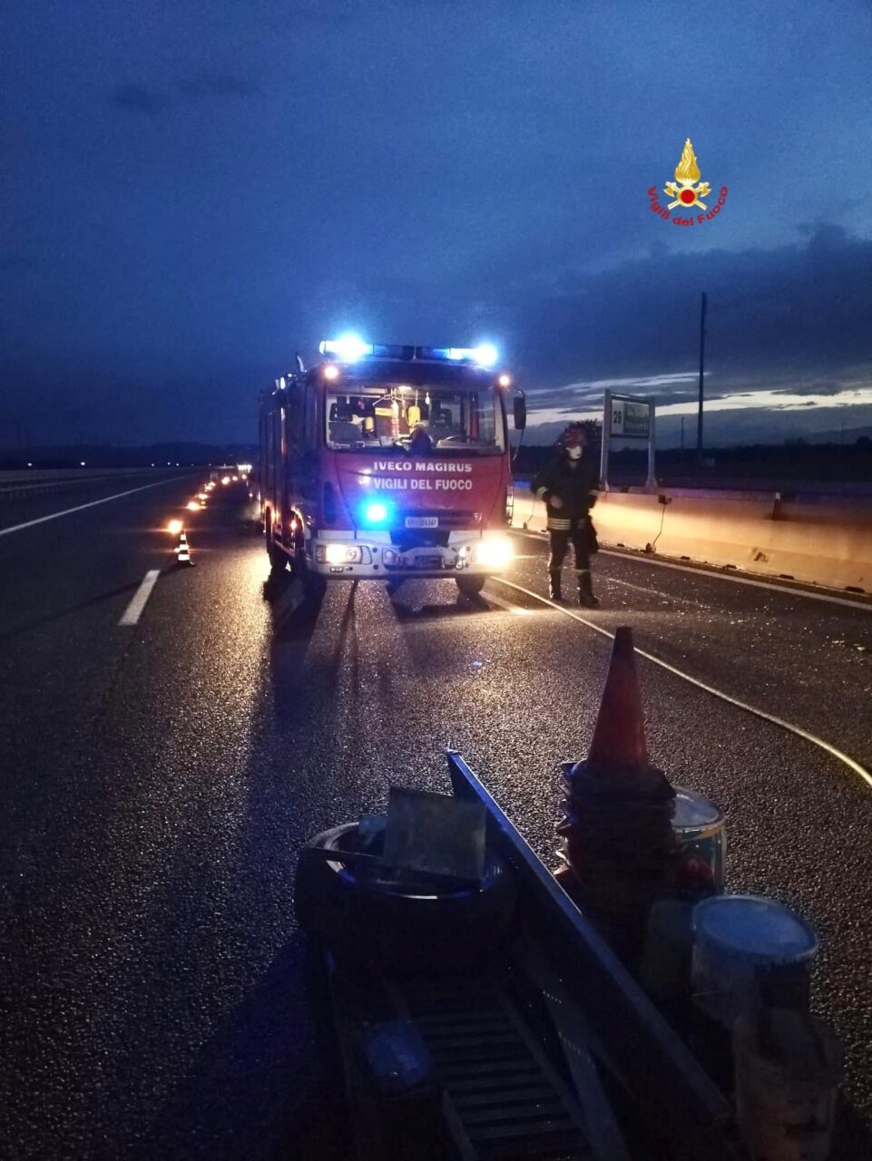 Furgone ribaltato vicino al casello dell’autostrada A4 Torino Milano