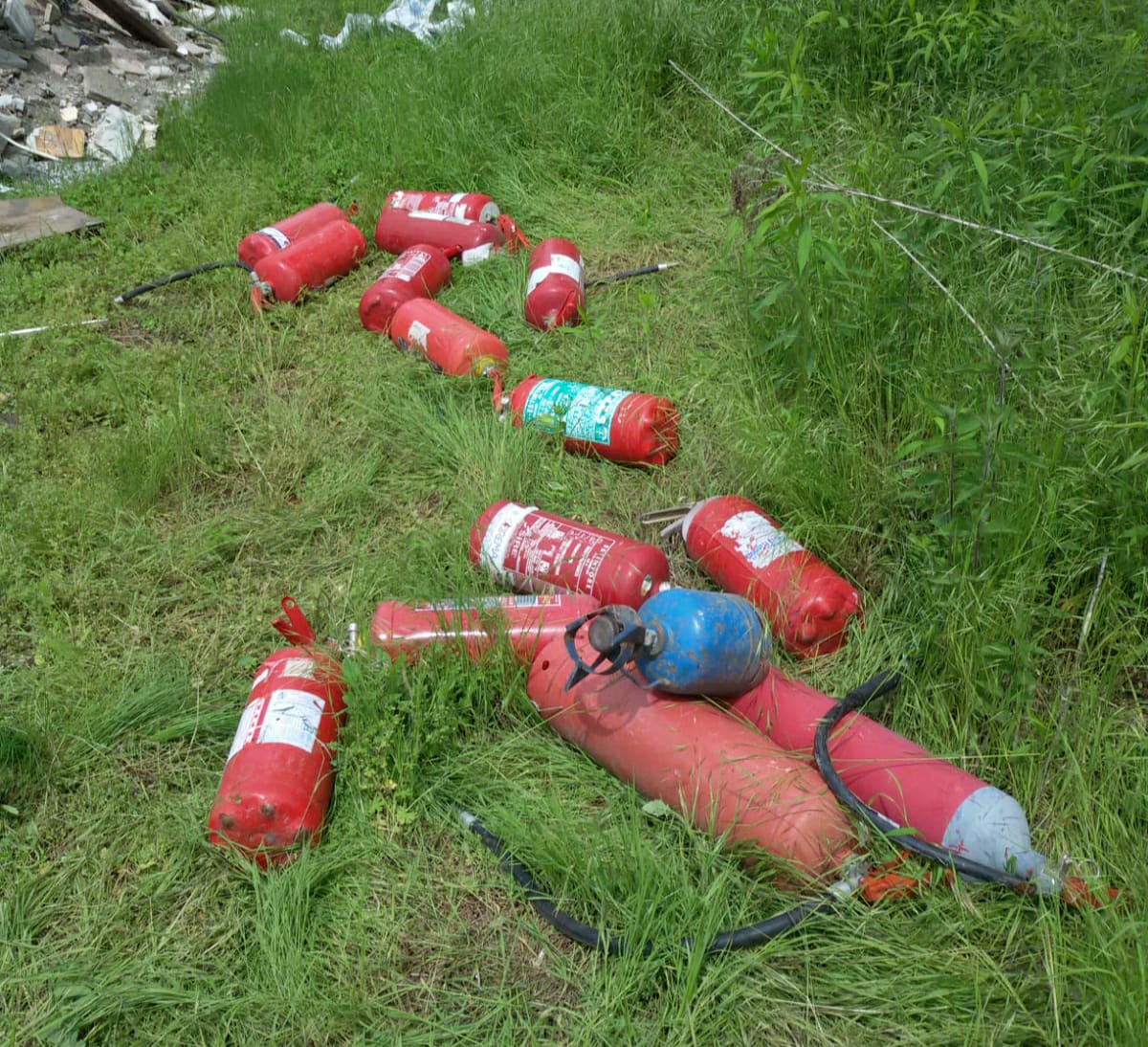 Estintori e laterizi abbandonati in campagna