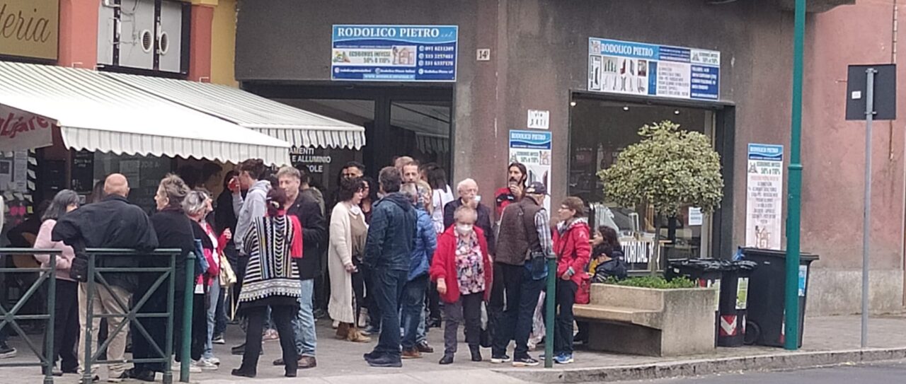 Aperitivo disobbediente, si radunano fuori da La Torteria LE FOTO