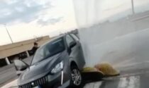 Il parcheggiatore dell’anno: con l’auto sull’idrante IL VIDEO