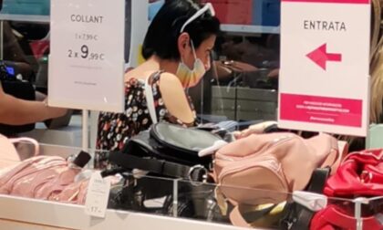 Caso La Torteria, insulta chi indossa la mascherina ma poi la mette anche lei