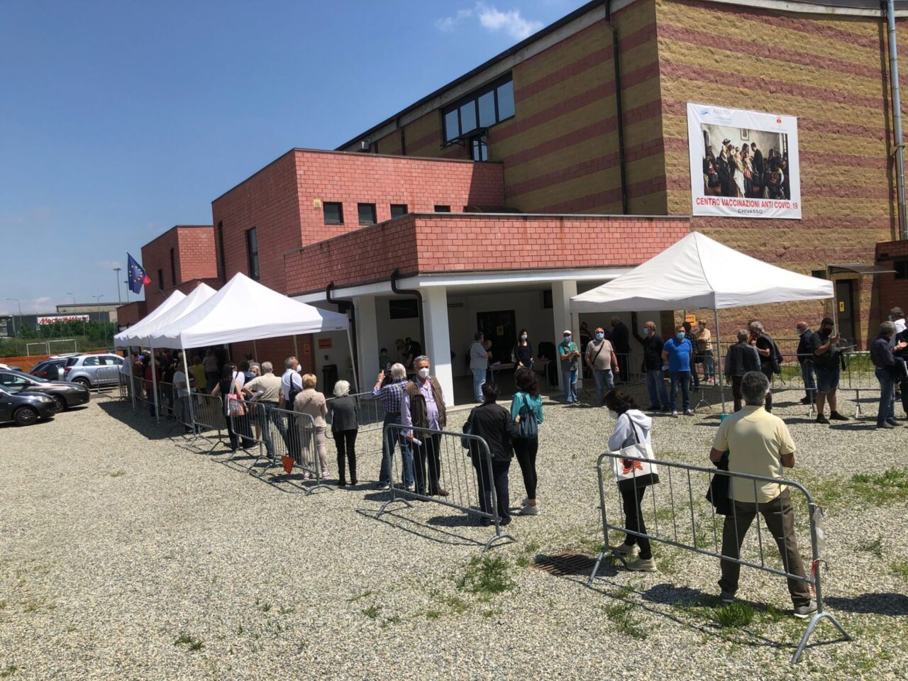 Chivasso, lunghe code sotto il sole al centro vaccinale