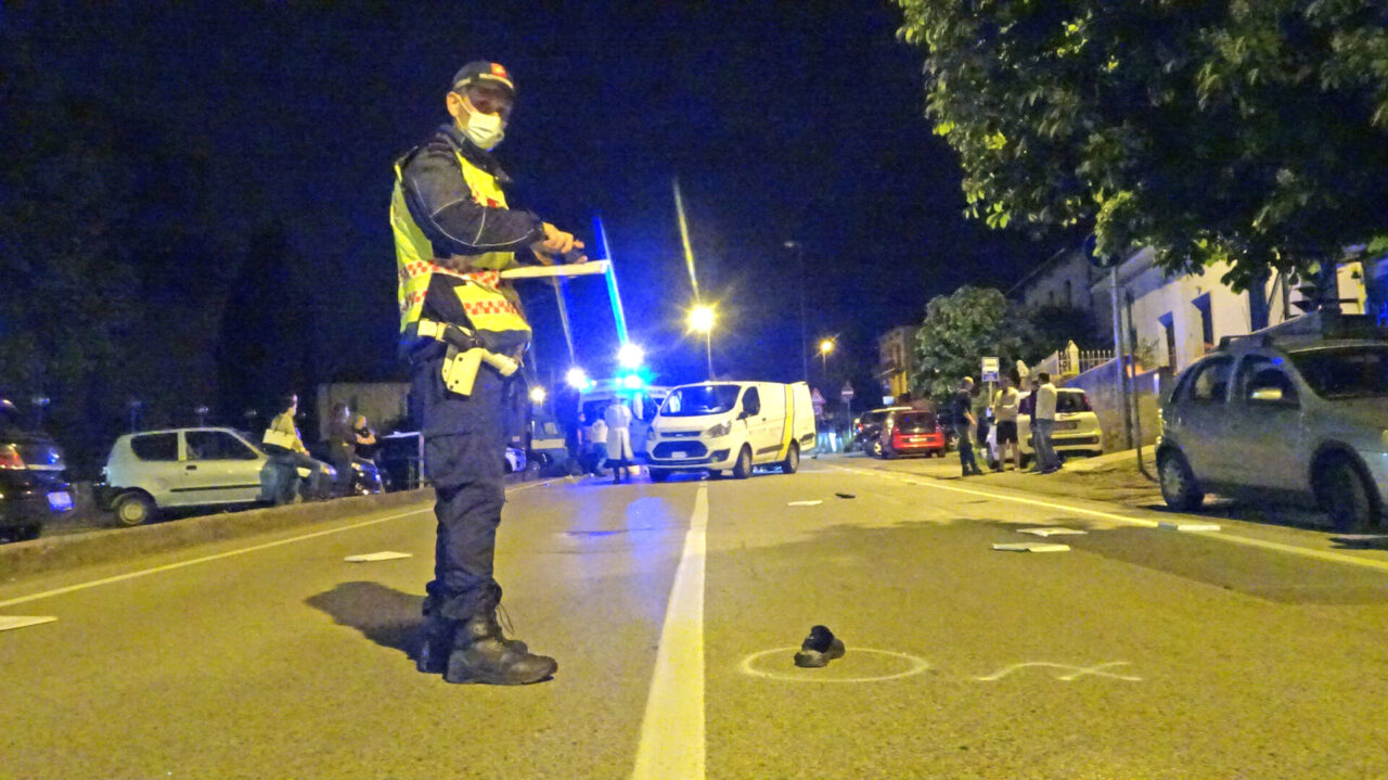 Muore investito mentre va a gettare la spazzatura