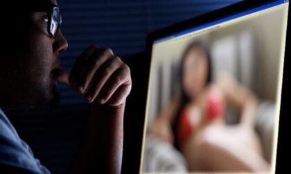 Posta video porno della figlia 15enne: mamma a processo