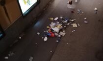 Vandali spargono i rifiuti in mezzo alla strada