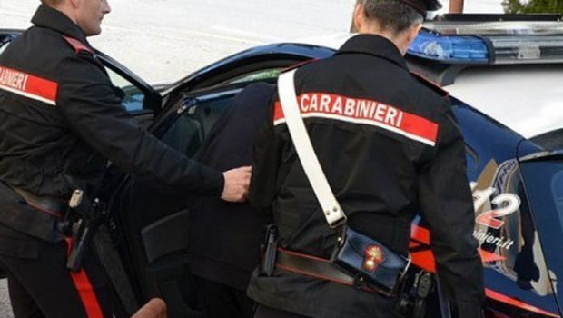 Insegue la ex armato di coltello: arrestato