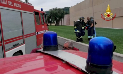 Tenta di salvare il collega di lavoro, ma muore con lui in una grande cisterna