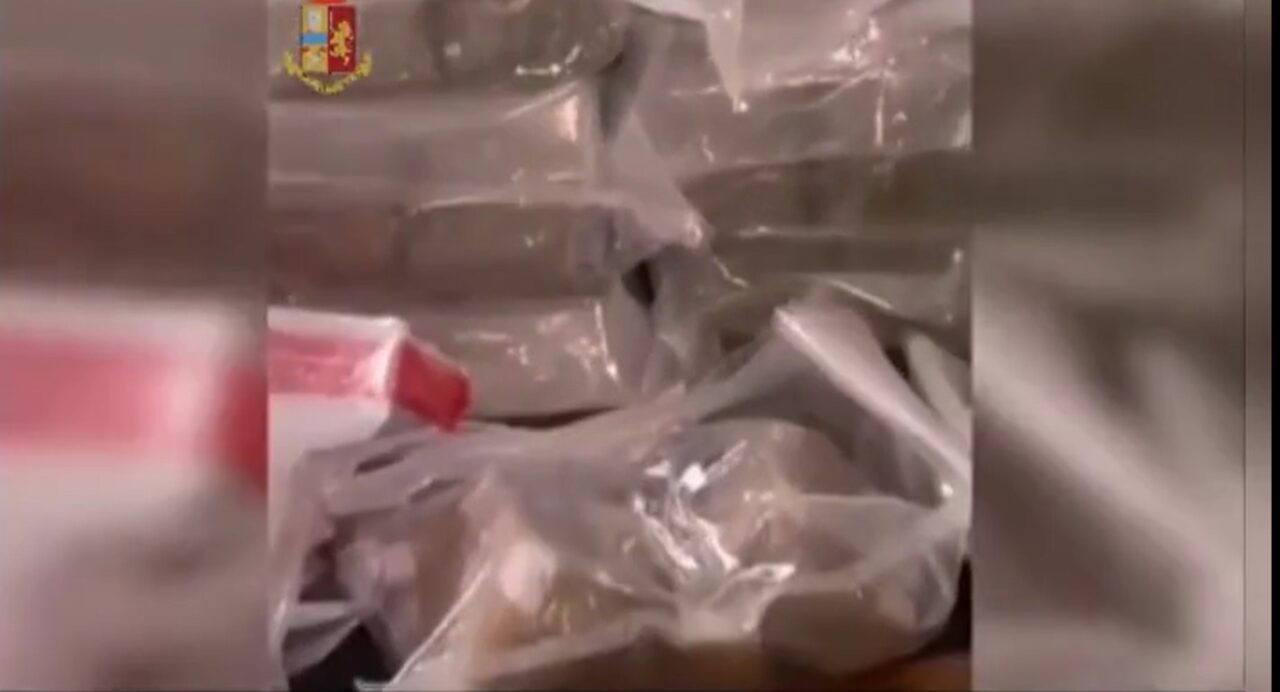 Blitz antidroga a Brandizzo, arrestati il titolare di un’officina e un suo dipendente IL VIDEO
