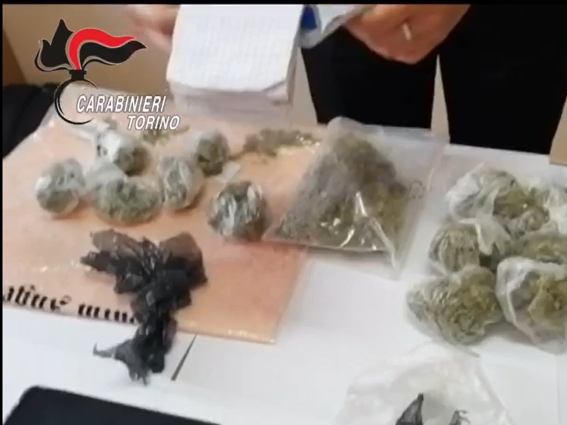Spaccio di marijuana gestito su WhatsApp, pusher arrestato