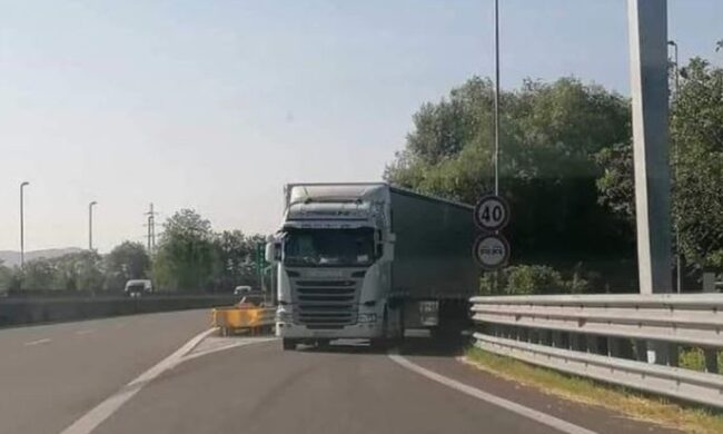 Tir fantasma contromano in autostrada