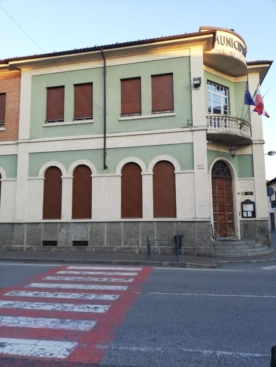 Studenti lanciano zaino dalla finestra della scuola