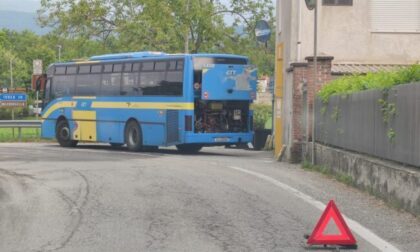 Incendio pullman Gtt, autista fa scendere gli studenti ed evita il peggio