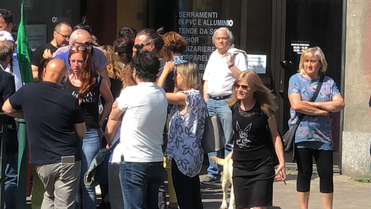 Torteria di Chivasso, no vax e negazionisti fuori dal locale I VIDEO